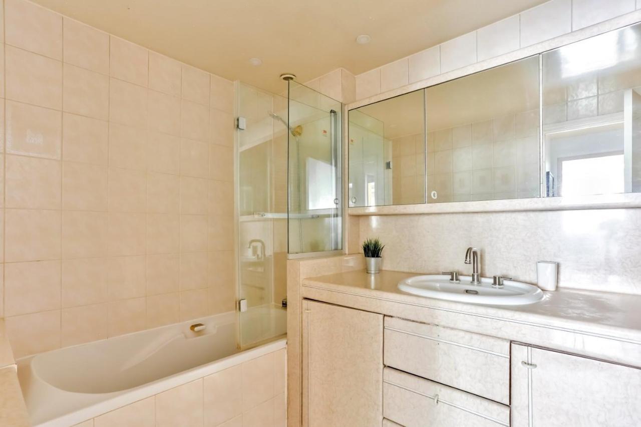 Appartement Quartier Arc De Triomphe Free Netflix Paris Exteriör bild